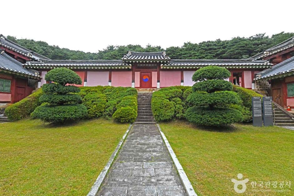 Gangneunghyanggyo Local Confucian School (강릉향교)