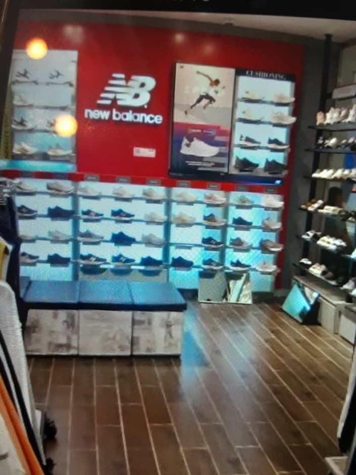 New Balance - Lotte Outlets Seoul Station Branch [Tax Refund Shop](뉴발란스 롯데아울렛 서울역점)