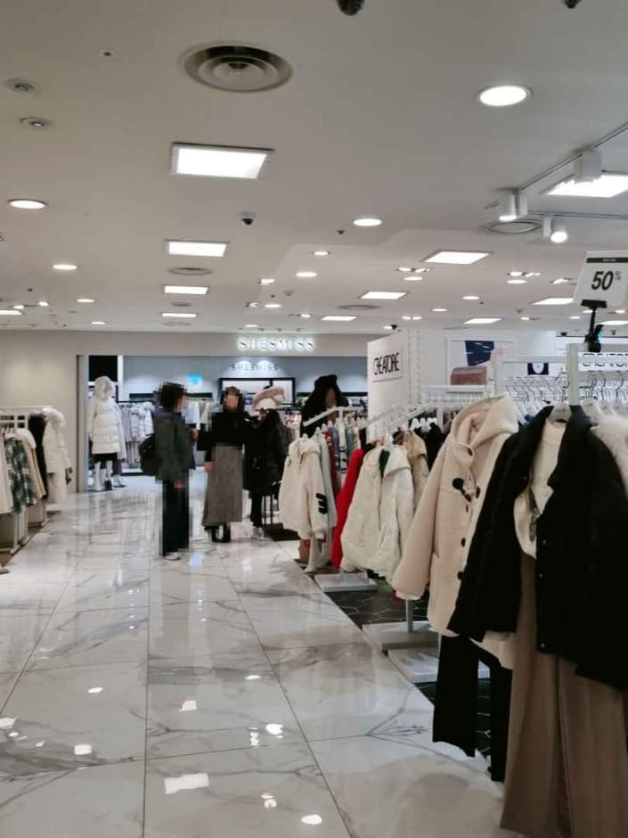 Shesmiss - Newcore Outlets - Pyeongchon Branch [Tax Refund Shop](쉬즈미스 뉴코아아울렛 평촌점)