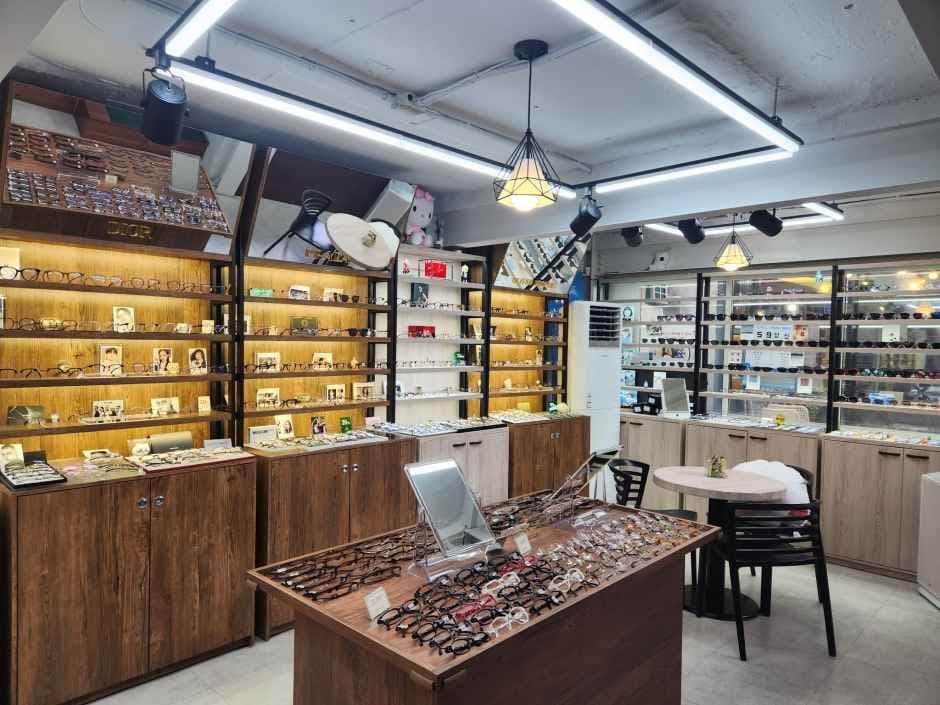 Jinjungsung Optical - Hongdae Branch [Tax Refund Shop] (안경진정성홍대점)