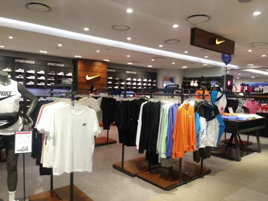 Nike - Lotte Outlets Seoul Station Branch [Tax Refund Shop](나이키 롯데아울렛 서울역점)