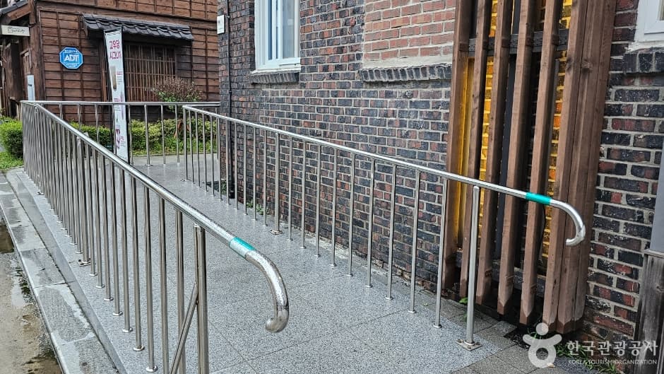 Chowon Photo Studio (초원사진관)