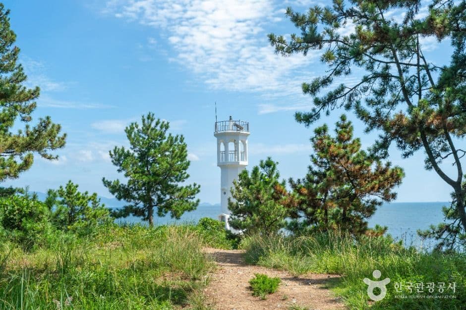 Keunggeut Lighthouse (큰끝등대)