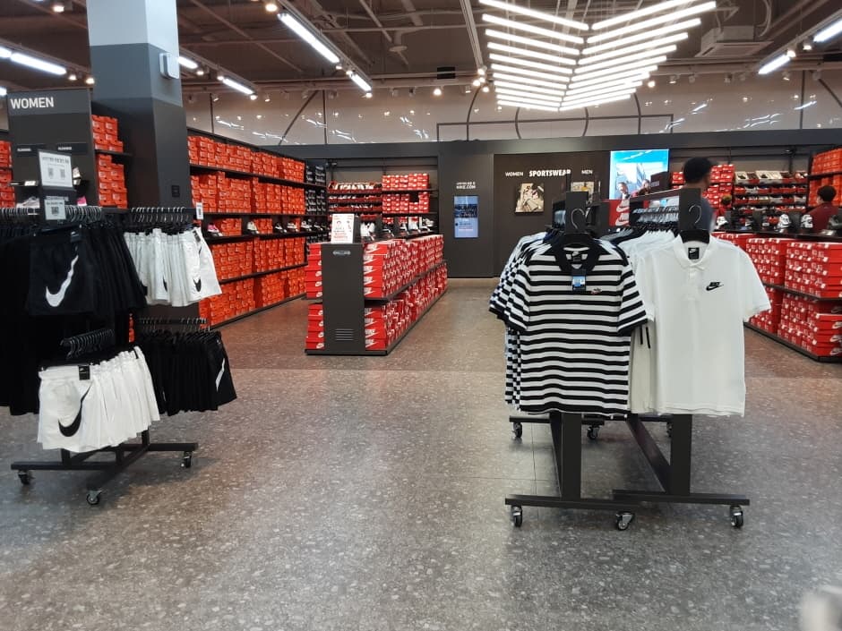 Nike - Lotte Premium Outlets Gimhae Branch [Tax Refund Shop](나이키 롯데프리미엄아울렛 김해점)