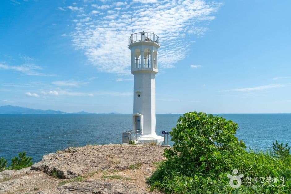 Keunggeut Lighthouse (큰끝등대)