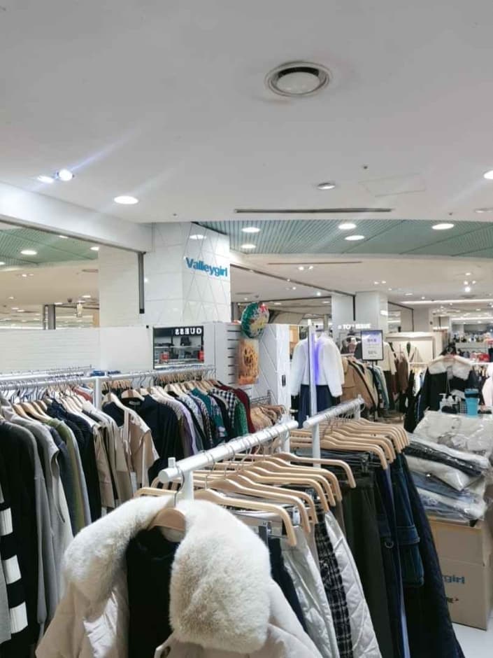 Valleygirl - MODA Outlet Bupyeong Branch [Tax Refund Shop](밸리걸 모다아울렛 부평점)