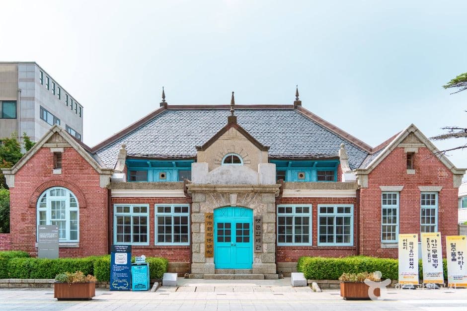 Former Main Building of the Gunsan Customs (옛 군산세관)