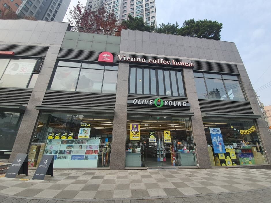 Olive Young - Jangseungbaegi Station Branch [Tax Refund Shop](올리브영 장승배기역점)