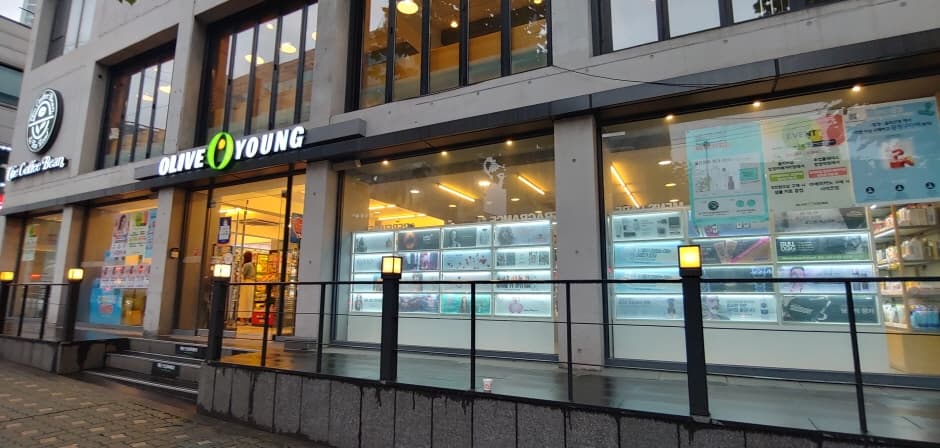 Olive Young - Hapjeong Café Street Branch [Tax Refund Shop](올리브영 합정카페거리점)