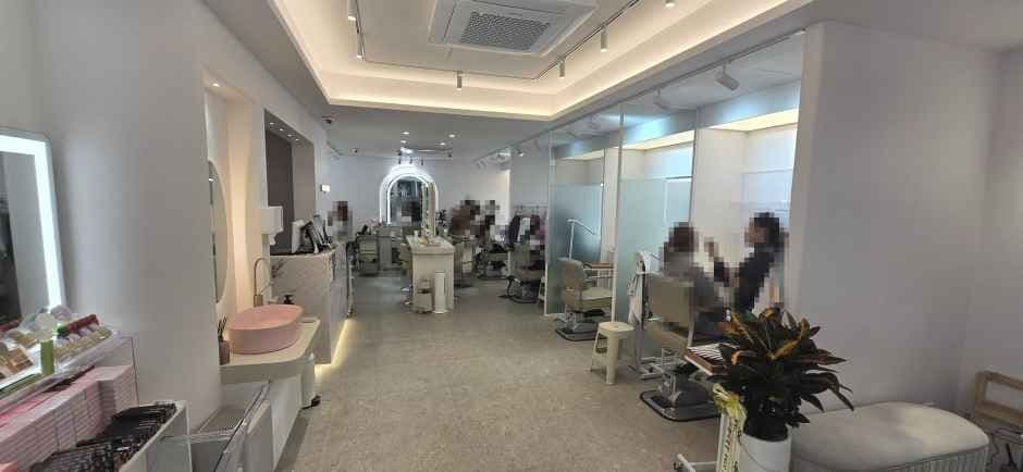 COCOREA Makeup Myeongdong Branch  [Tax Refund Shop](코코리아 명동메이크업지점)