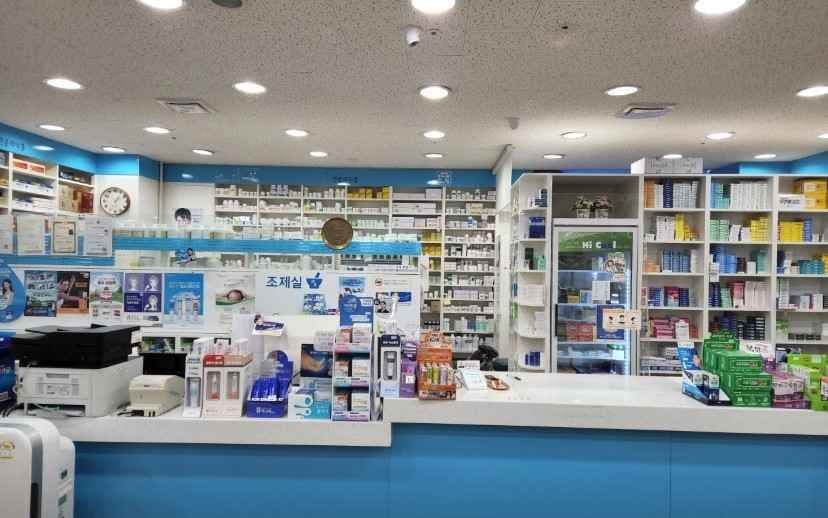 Lime Pharmacy Sinchon Branch[Tax Refund Shop](라임약국 신촌점)