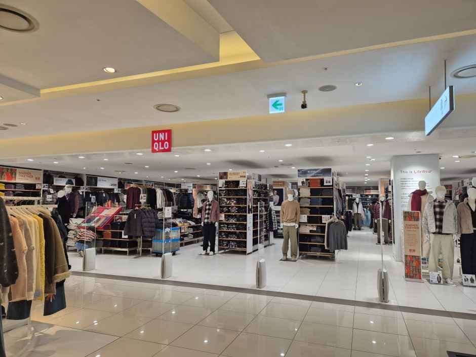Uniqlo - Hyundai Department Store Chungcheong Branch [Tax Refund Shop](유니클로 현대백화점 충청점)