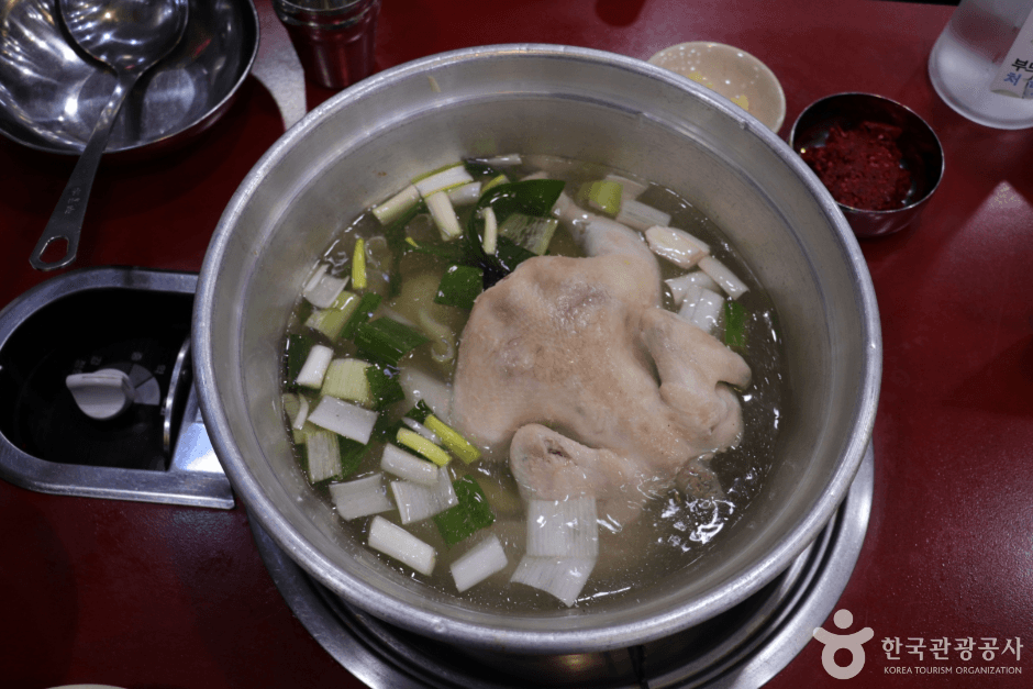 Jinokhwa Halmae Wonjo Dakhanmari (진옥화할매원조닭한마리)