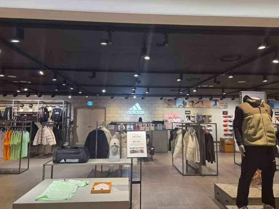 Adidas - Lotte Department Store Daejeon Branch [Tax Refund Shop](아디다스 롯데백화점대전점)