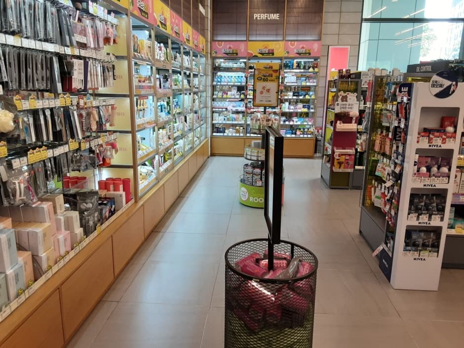 Olive Young - Sindang Station Branch [Tax Refund Shop](올리브영 신당역점)