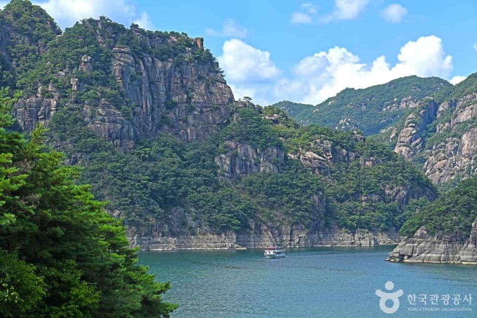 Chungju Lake Tour (충주호 유람선)