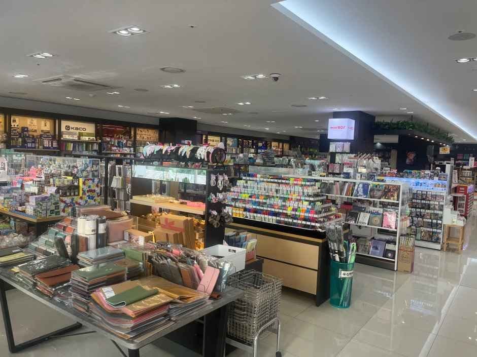 Booknbooks - Jeju Branch [Tax Refund Shop] (북앤북스 문고 제주)