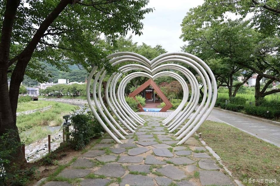Suanbo Hot Springs Foot Bath Path (수안보온천 족욕길)