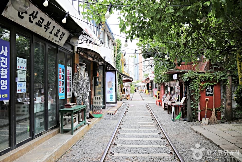 Gyeongam-dong Railroad Village (경암동 철길마을)