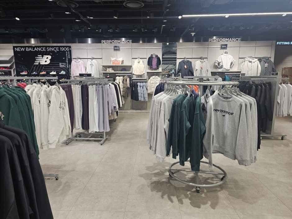 New Balance - Lotte Mall Gwangmyeong Branch [Tax Refund Shop](뉴발란스 롯데몰 광명점)