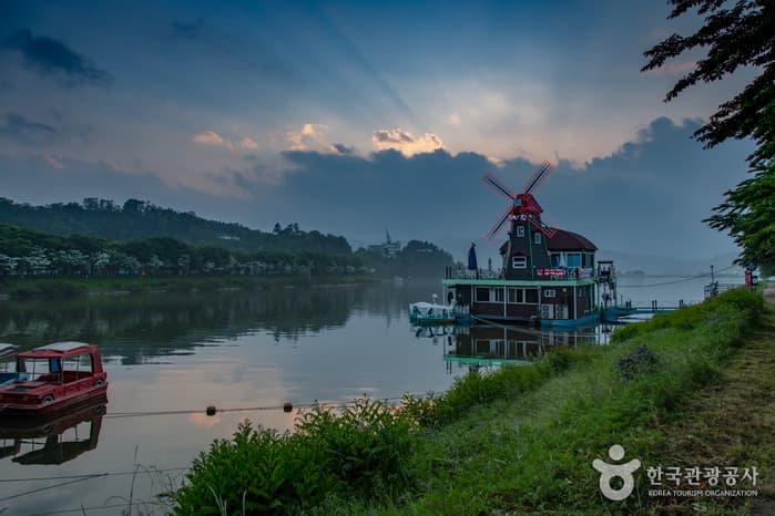 Gongjicheon Recreation Area (공지천유원지)