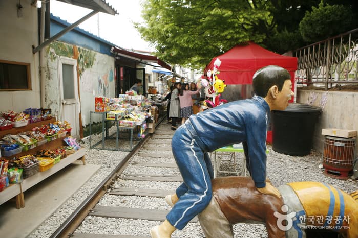 Gyeongam-dong Railroad Village (경암동 철길마을)