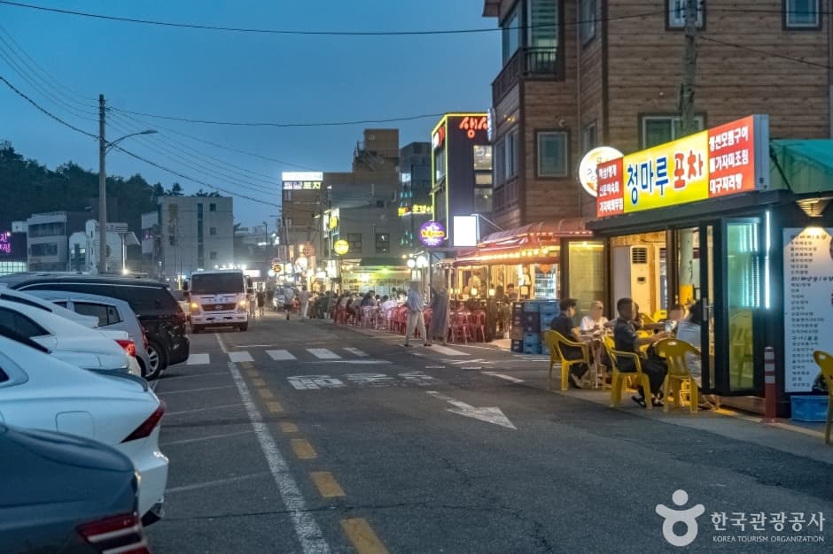 Dongmyeong Port Pojangmacha Alley (동명항 포장마차 거리)
