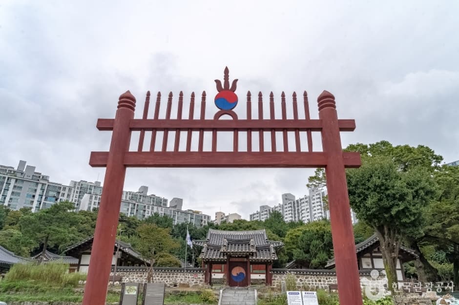 Simgokseowon Confucian Academy (심곡서원)