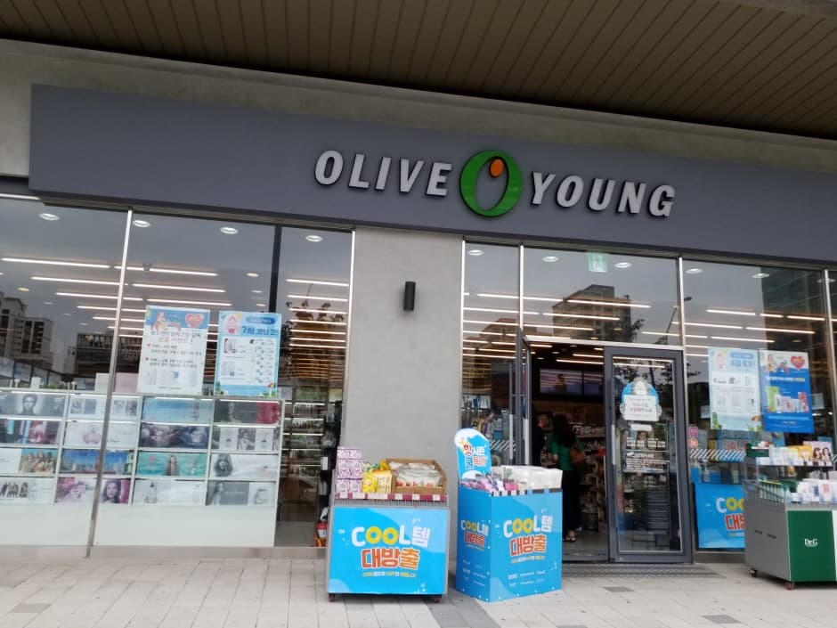 Olive Young - Triple Street Branch [Tax Refund Shop](올리브영 송도트리플스트리트점)