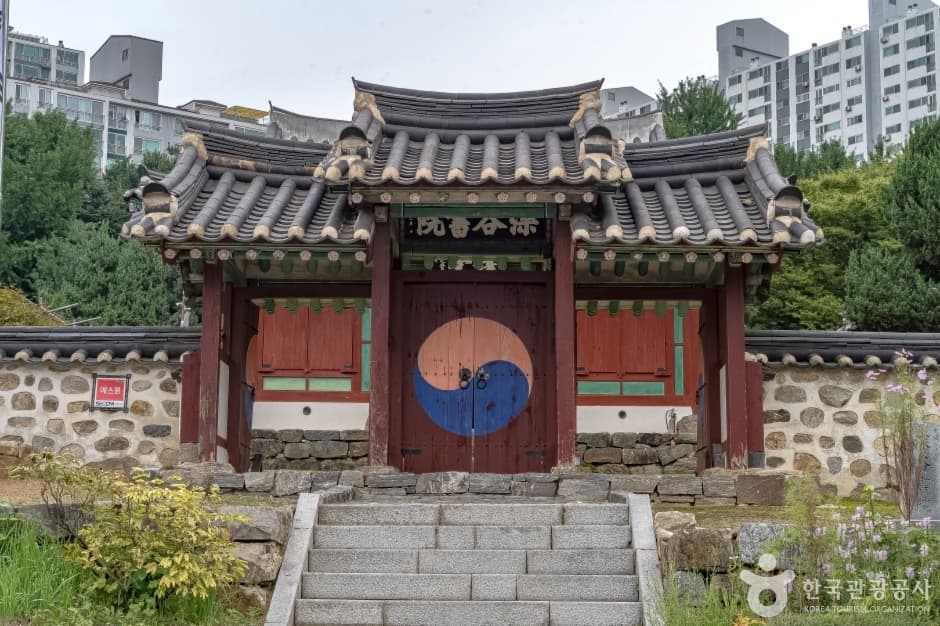 Simgokseowon Confucian Academy (심곡서원)