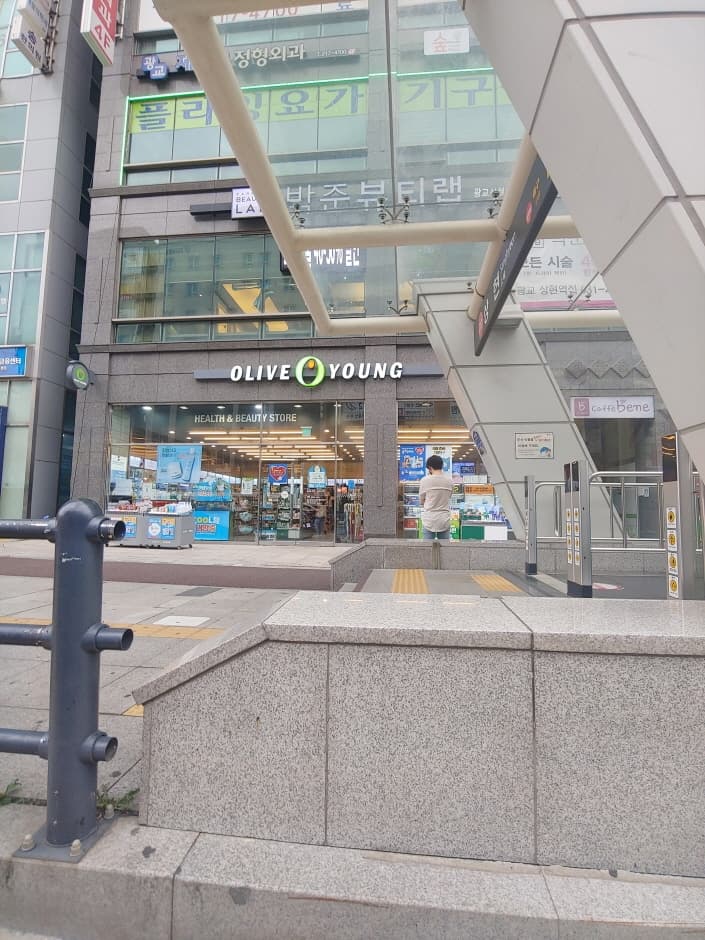 Olive Young - Yongin Gwanggyo Branch [Tax Refund Shop](올리브영 용인광교점)