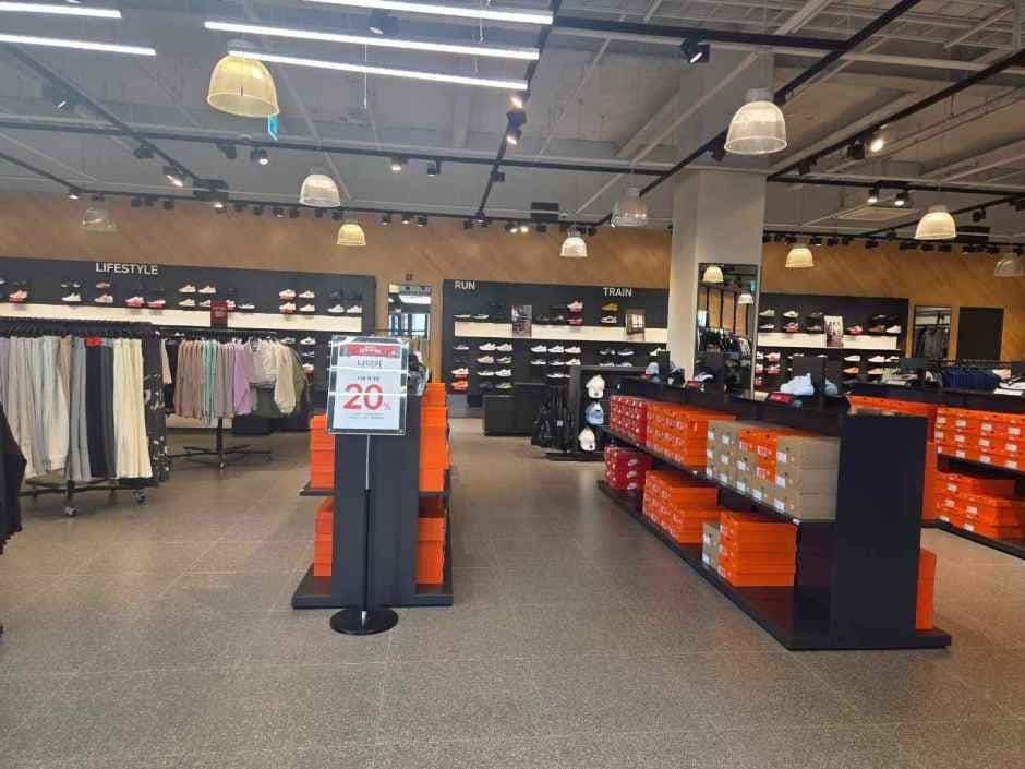 Nike - Lotte Outlets Buyeo Branch [Tax Refund Shop](나이키 롯데아울렛 부여점)