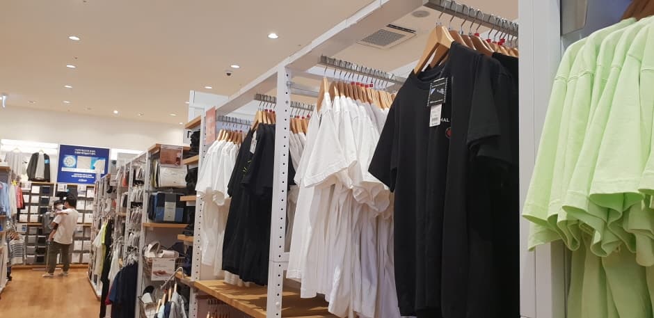 Uniqlo - Yeosu Dundeok Branch [Tax Refund Shop](유니클로 여수둔덕점)