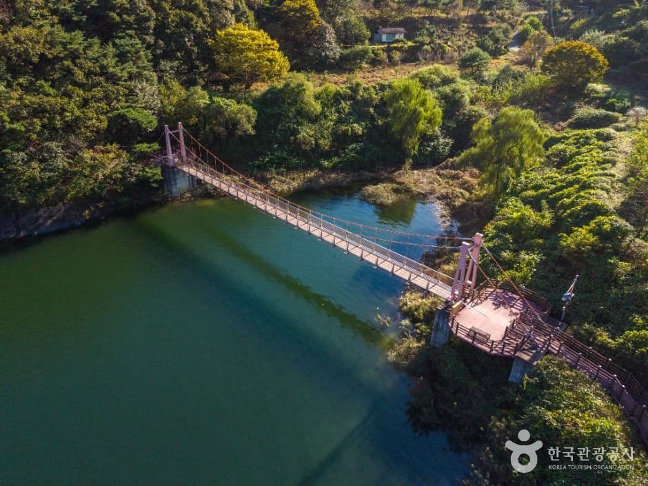 Chungjuho Jongdaengi Trail Suspension Bridge (충주호 종댕이길 출렁다리)
