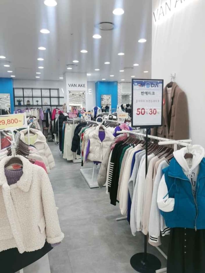 Van Ake - MODA Outlet Incheon Branch [Tax Refund Shop]  (반에이크 모다아울렛 인천점)(반에이크 모다아울렛 인천점)