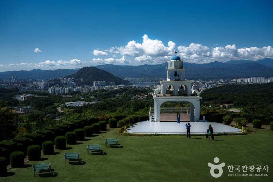 Gubongsan Observatory Café Street (구봉산 전망대 카페거리)