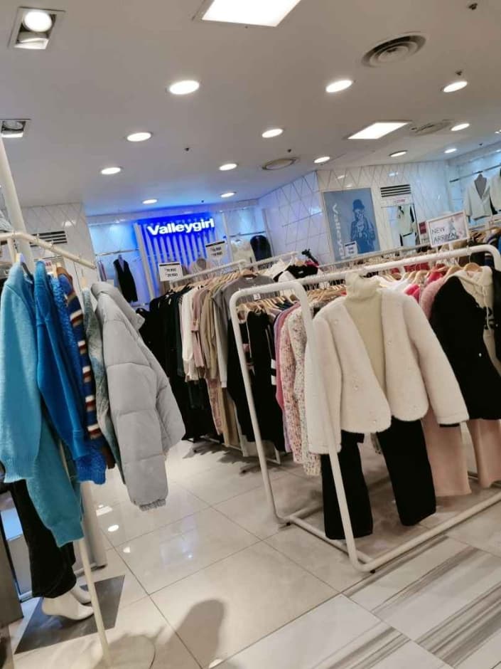 Valleygirl - Newcore Outlets - Pyeongchon Branch [Tax Refund Shop](밸리걸 뉴코아아울렛 평촌점)