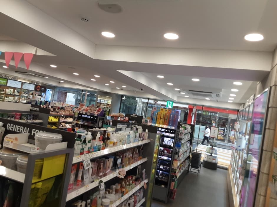 Olive Young - Apgujeong Branch [Tax Refund Shop](올리브영 압구정점)