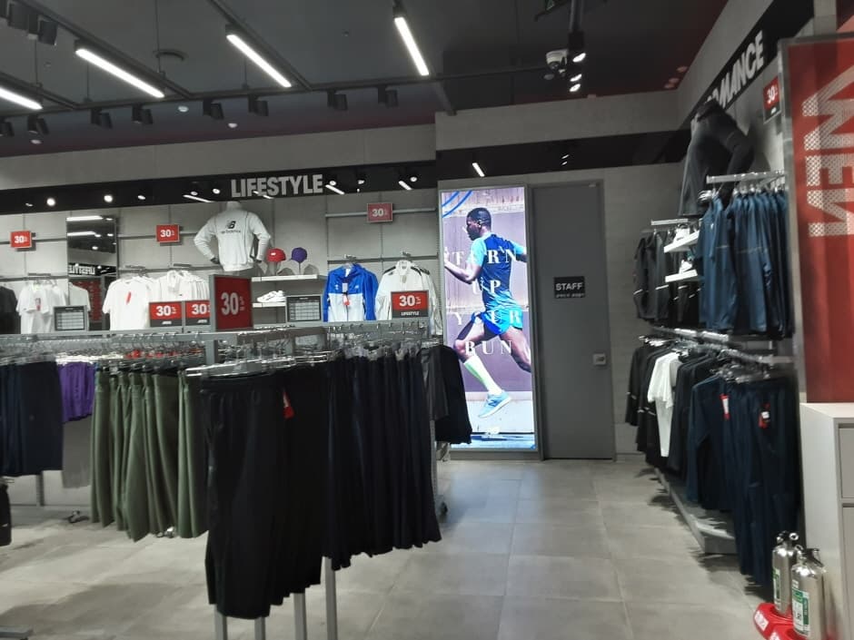 New Balance - Lotte Premium Outlets Gimhae Branch [Tax Refund Shop](뉴발란스 롯데프리미엄아울렛 김해점)