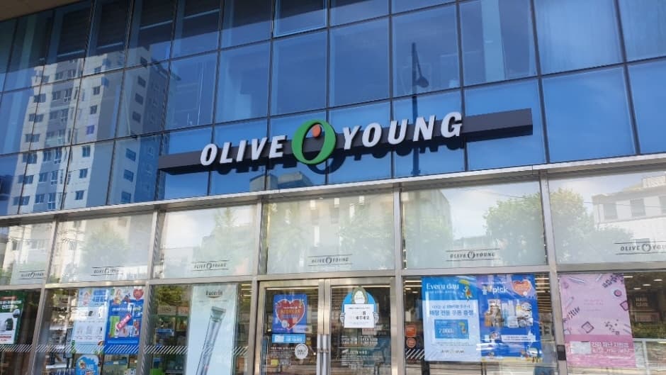 Olive Young - Yongsan Richensia Branch [Tax Refund Shop](올리브영 용산리첸시아점)