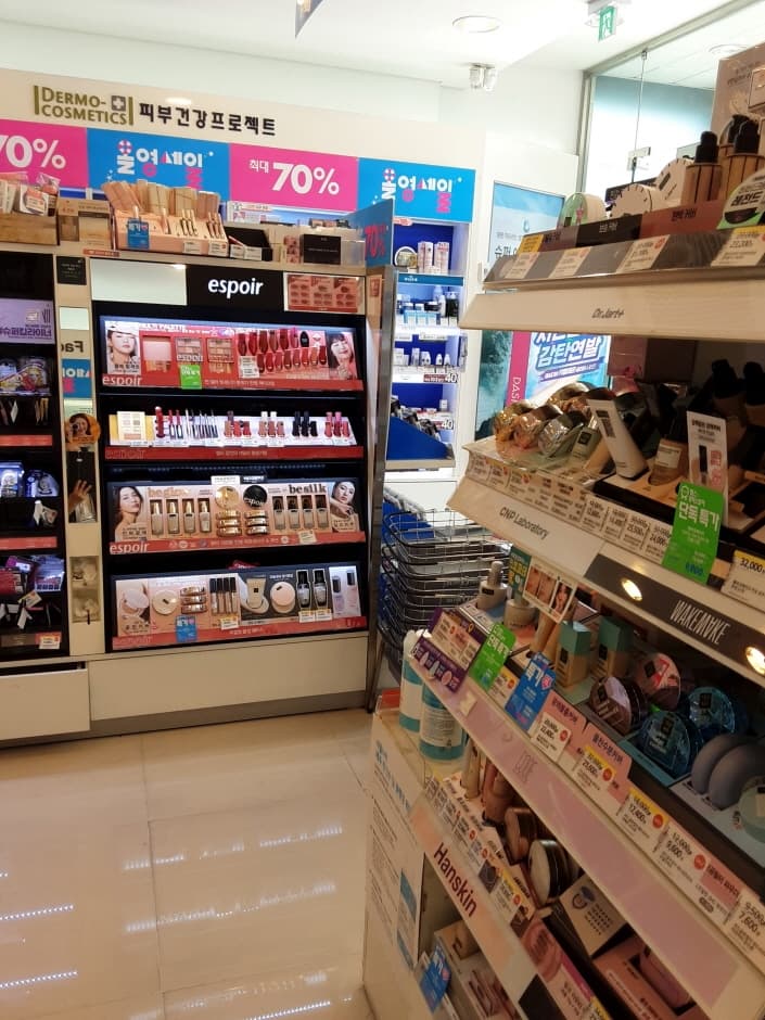 Olive Young - Gangnam Center Branch [Tax Refund Shop](올리브영 강남중앙점)