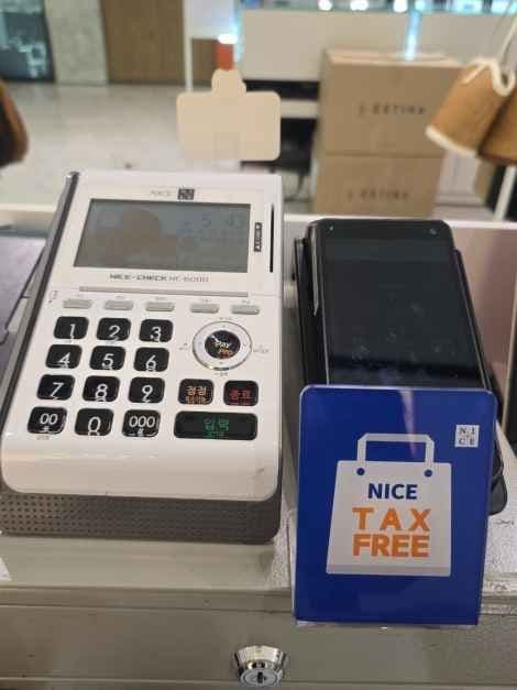 J.Estina - Hyundai Outlet Dongdaemun [Tax Refund Shop](제이에스티나 현대아울렛 동대문점)