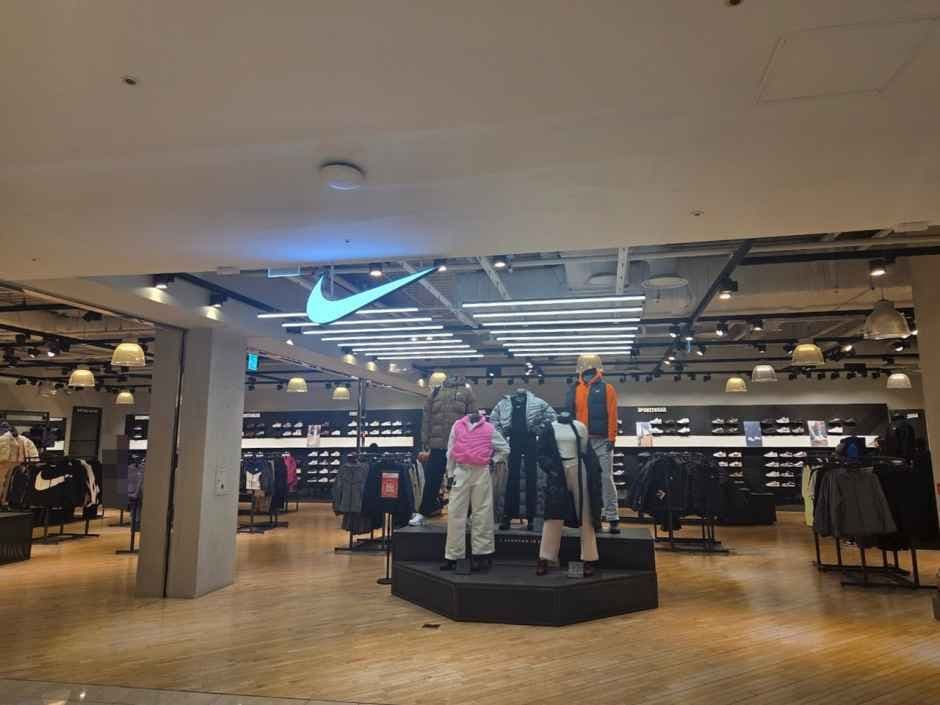 Nike - Lotte Department Store Daejeon Branch [Tax Refund Shop](나이키메가샵 롯데백화점 대전점)