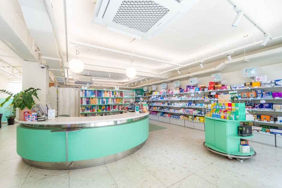 Hongik Pharmacy [Tax Refund Shop](홍익약국)