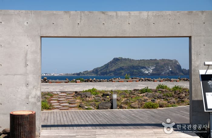 Seongsan Ilchulbong Tuff Cone [UNESCO World Heritage] (성산일출봉 [유네스코 세계문화유산])
