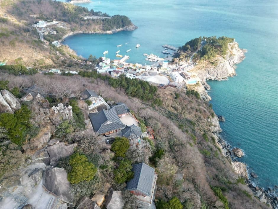 Yeosu Hyangiram Hermitage (향일암(여수))