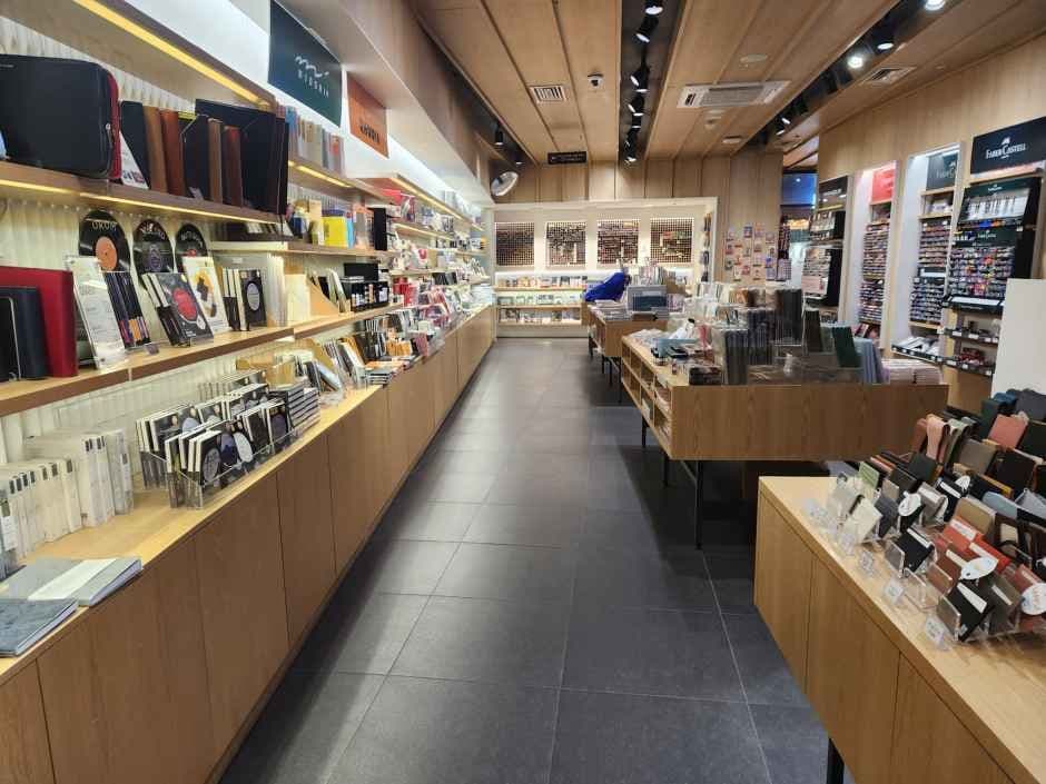 Hottracks - Hapjeong Branch [Tax Refund Shop] (핫트랙스 합정점)