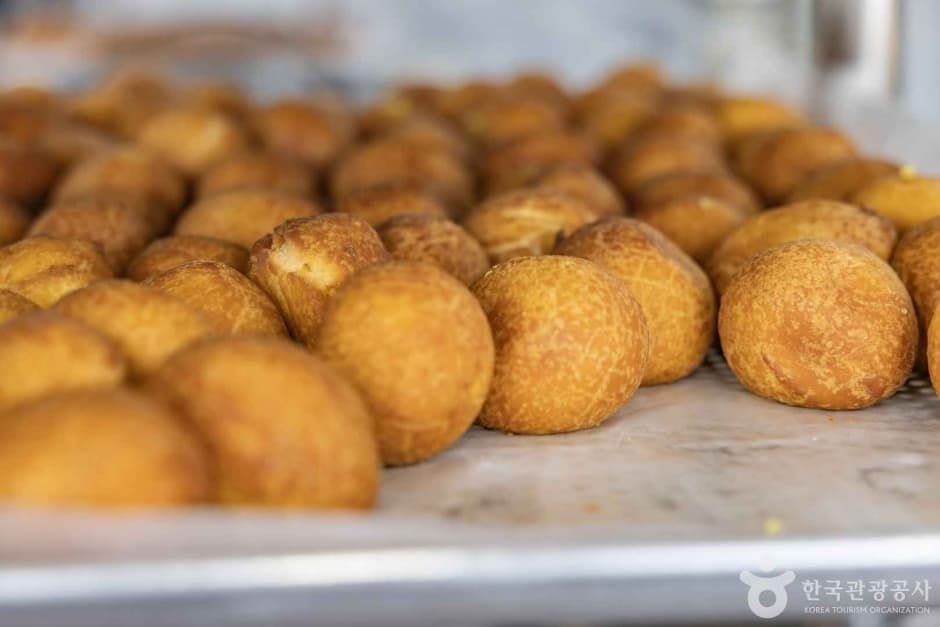 Tongyeong Port Kkulppang Street (통영항 꿀빵거리)