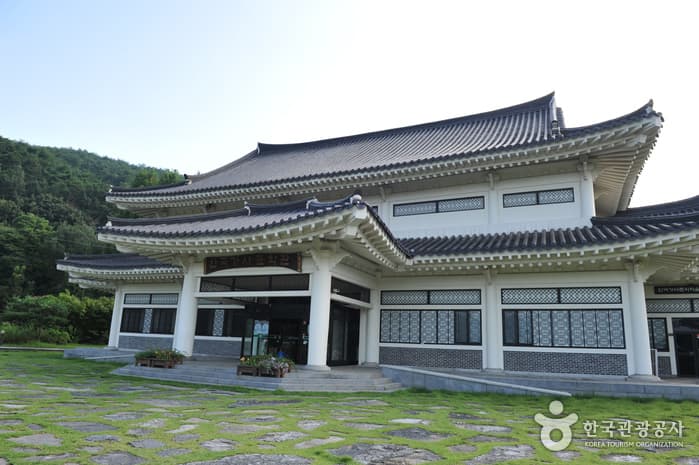 Korea Gasa Literature Collection (한국가사문학관)