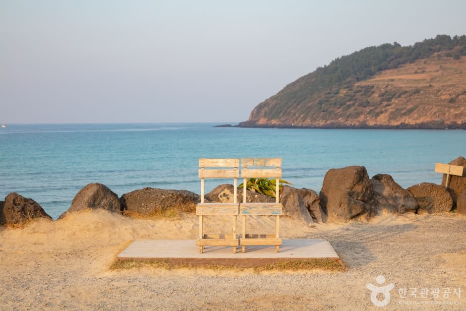 Hamdeok Seoubonghaebyeon Beach (함덕 서우봉 해변 (함덕해수욕장))